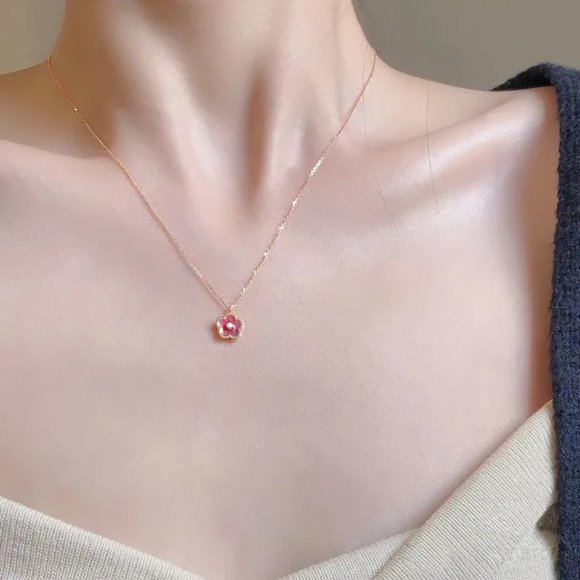 Small Peach Blossom Necklace for Women Sweet Delicate Gold Color Clavicle Chain - Picture 5 of 8